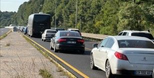 Anadolu Otoyolu'ndaki çalışma nedeniyle D-100 kara yolu Bolu Dağı geçişinde yoğunluk yaşanıyor