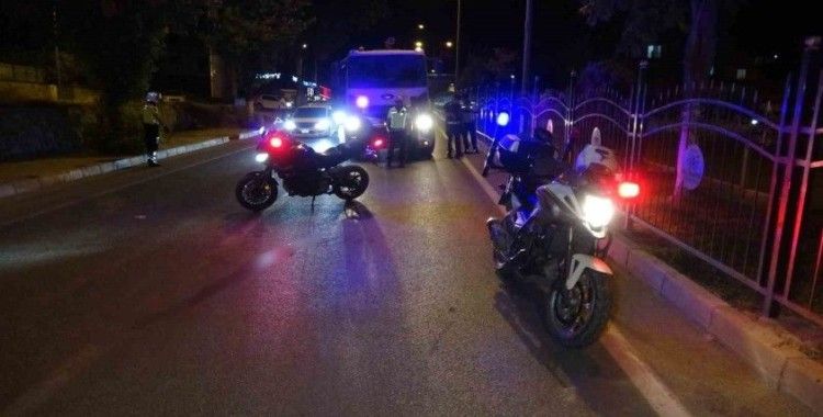 Motosiklet, önce otomobile sonra demir korkuluklara çarptı: 1 ağır yaralı
