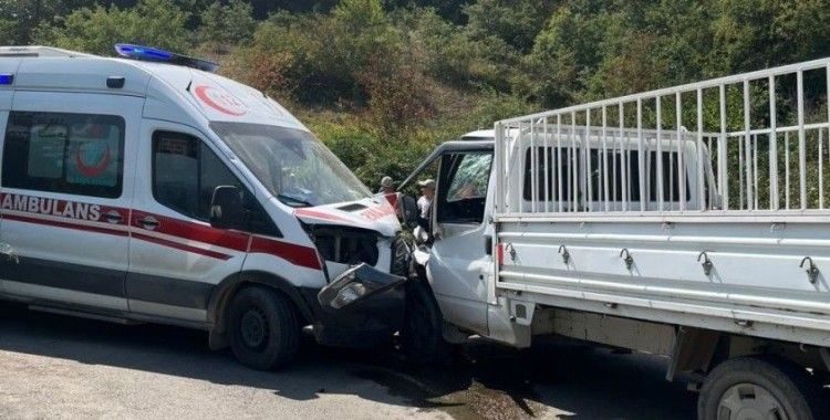 Bursa'da katliam gibi kaza: 2 ambulans kamyonet ile çarpıştı, 7 kişi yaralandı