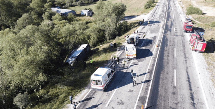 Erzincan'da yolcu otobüsünün devrilmesi sonucu 14 kişi yaralandı