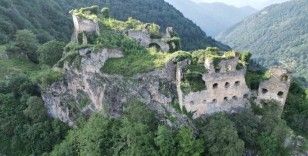 Dağların zirvesindeki manastır adeta asırlara meydana okuyor
