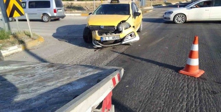 Ticari taksi ile otomobilin çarpıştığı kazada 2 kişi yaralandı
