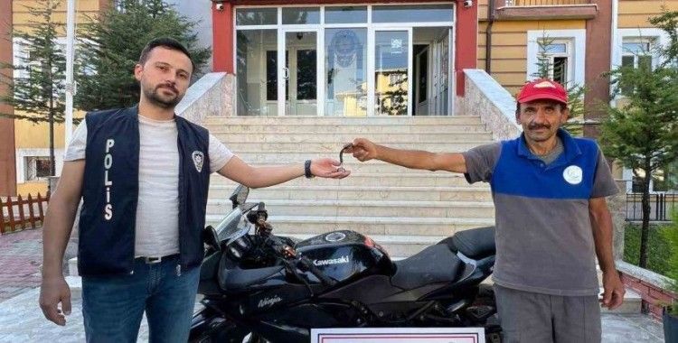 Polis çalıntı motosikleti bulup sahibine teslim etti
