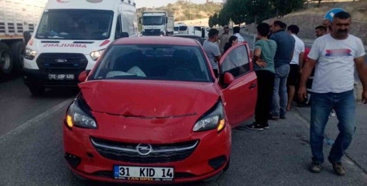 Yola dökülen yağ nedeniyle 6 araç birbirine girdi: 2 yaralı
