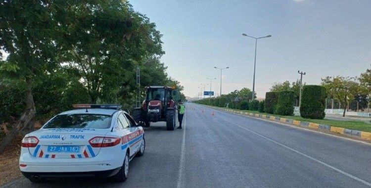 Gaziantep’te işçileri taşıyan araç ve traktör sürücüleri denetlendi
