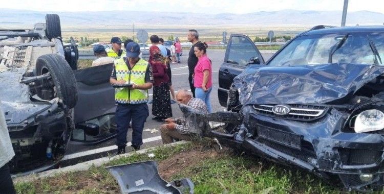 Ardahan'da kamyonet ile otomobil çarpıştı: 7 yaralı