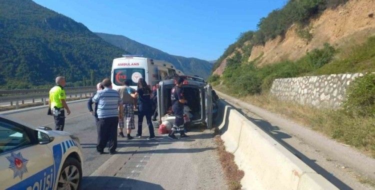 Hafif ticari araç beton bariyere çarptı: 3 yaralı
