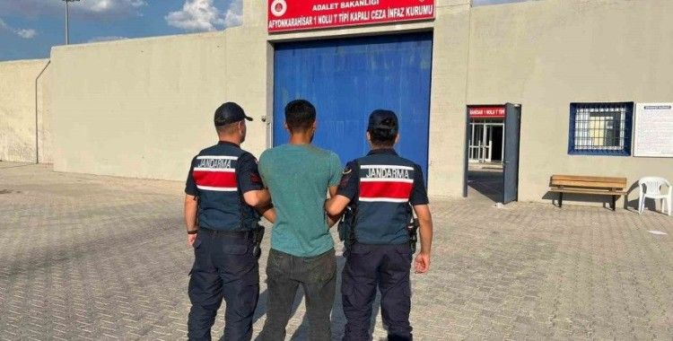 Hırsızlık suçundan aranan şahsı jandarma yakaladı
