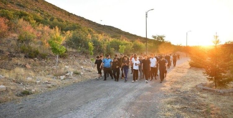 Başkan Büyükkılıç’tan Talas Gençlik Merkezi öğrencileriyle Ali Dağı’nda sabah sporu
