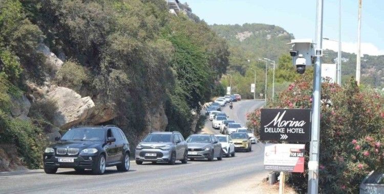 Ölüdeniz’e tatilci akını, uzun araç kuyruğu oluştu
