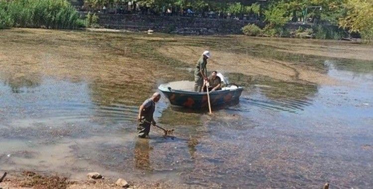 Gölbaşı’nda göl yüzeyinde temizlik yapıyor
