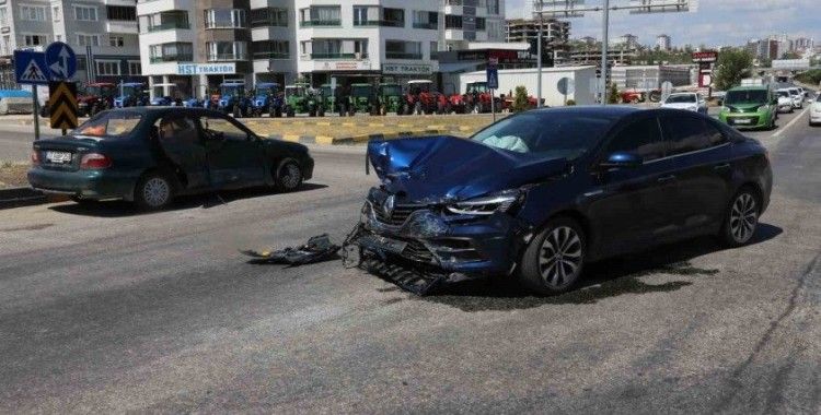 Kastamonu’da iki otomobil çarpıştı: 2 yaralı
