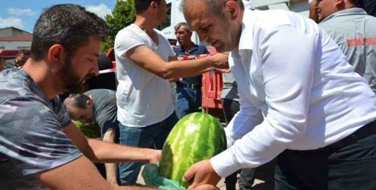 Çiftçiye destek için vatandaşlara 2 ton ücretsiz karpuz dağıtımı gerçekleştirdi
