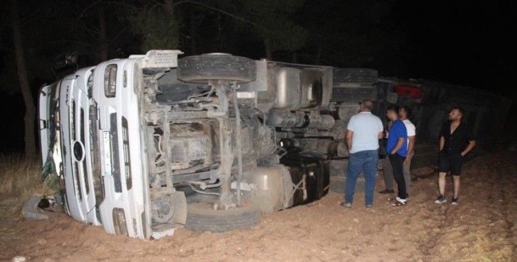 Bakır kablo yüklü tır devrildi: 1 yaralı
