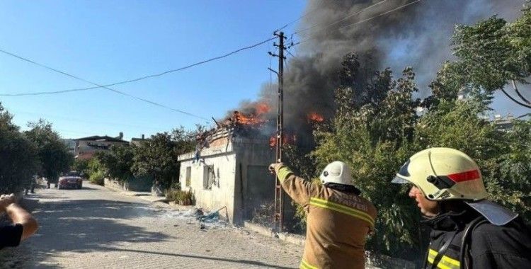 Müstakil evin çatısı alevlere teslim oldu