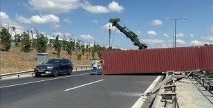 İstanbul'da TEM Otoyolu'nda tırın devrilmesi sonucu 2 kişi yaralandı