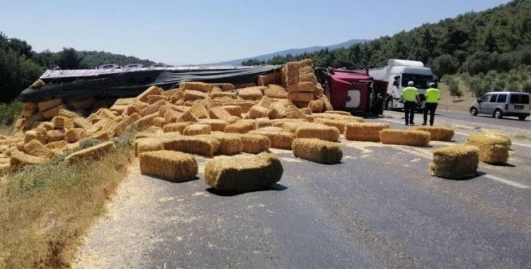 Saman yüklü tır devrildi, yol ulaşıma kapandı
