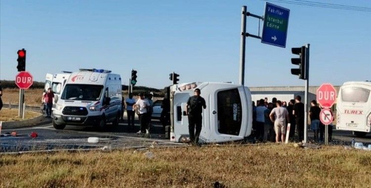 Tekirdağ'da servis midibüsü ile hafif ticari aracın çarpıştığı kazada 12 işçi yaralandı