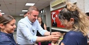 Tedavisi tamamlanan yavru kedi Biber sahibiyle buluştu
