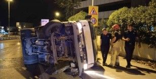 Pendik’te sebze yüklü kamyon devrildi: 2 yaralı
