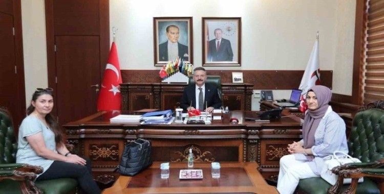 Şehidin eşi ve kardeşi Vali Aksoy’u ziyaret etti
