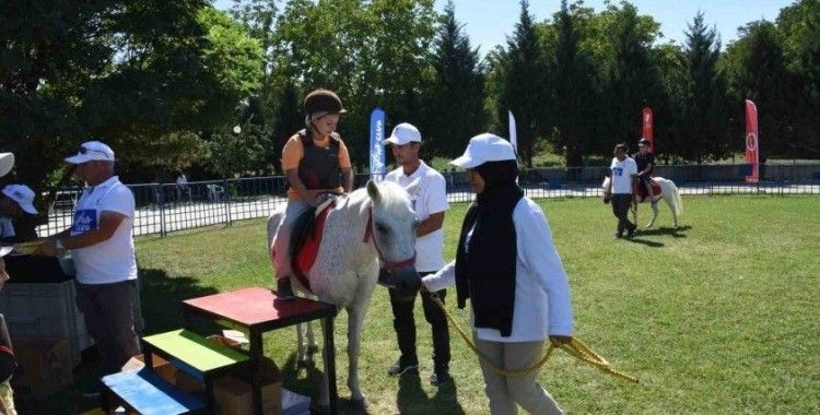 Pony atlarıyla buluşan çocuklar keyifli anlar yaşadı
