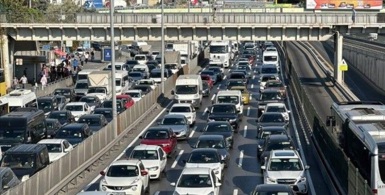 İstanbul'da metrobüs hattındaki 'Beyaz Yol' çalışması trafiği aksattı