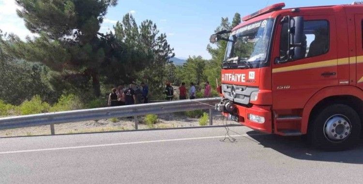 Yoldan çıkan araç ağaca çarparak durabildi: 1 ölü, 2 yaralı
