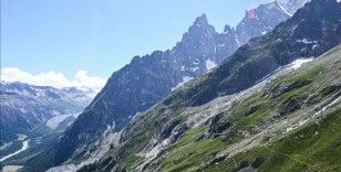 Fransa'da Mont Blanc'a tırmanan iki dağcı yüzlerce metreden düşerek öldü