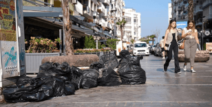 İzmir'de belediye çalışanlarının iş bırakması sonrası kent merkezinde çöp yığınları oluştu