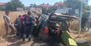 Direksiyon hakimiyetini kaybeden araç yoldan çıktı; 4 yaralı
