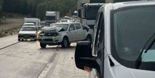 Burdur’da kamyonet önce önündeki tıra, ardından arkasından gelen kamyona çarptı: 4 yaralı
