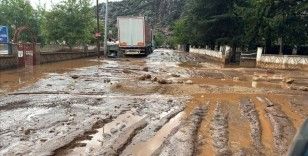 Antalya'nın Elmalı ilçesinde sağanak etkili oldu