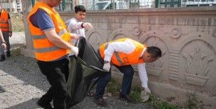 Kars Belediye Başkanı Senger, çevre temizliğine katıldı
