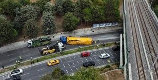 Bakırköy'de alt geçide çarpan tır vinç yardımıyla çekildi