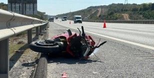 Hız tutkunu motosiklet sürücüsü bariyerlere çarparak hayatını kaybetti