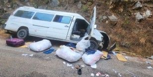 Alanya'da freni boşalan minibüs kayaya çarpıp devrildi: 3'ü çocuk 6 yaralı