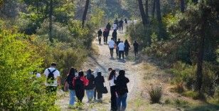 Gençler 8 kilometre yürüdü Türk Bayrağı açtı
