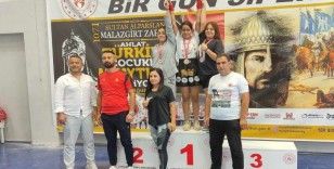 Sporcu Özlem Yanak, Muaythaide birinci oldu
