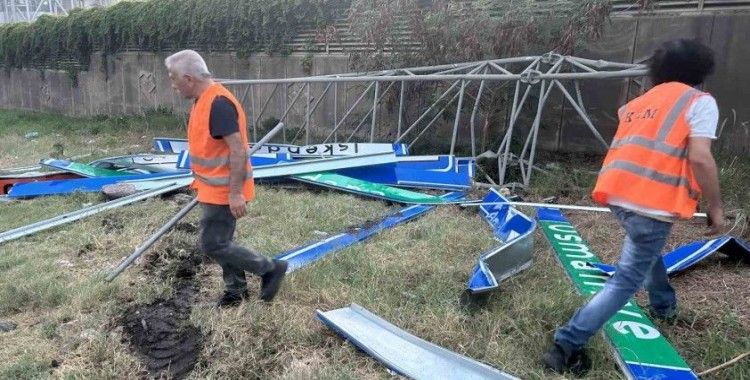 Hatay’da tırın açık unutulan dorsesi işaret levhasına çarptı
