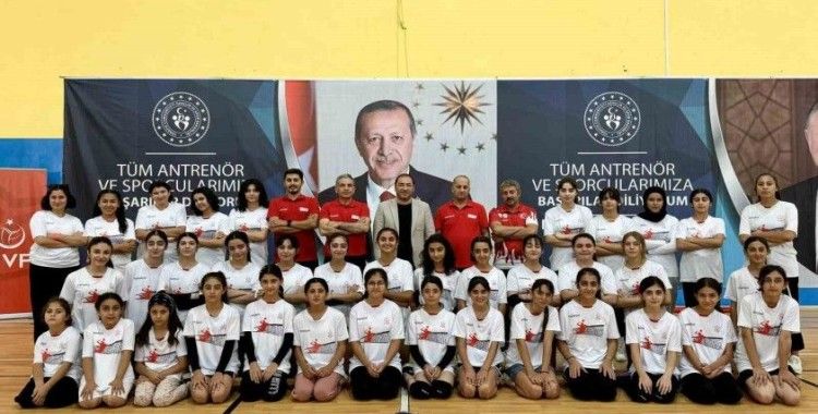 Ağrı’da hayata geçirilen ’Fabrika Voleybol’ ile genç yıldızlar yeteneklerini sergileyecek
