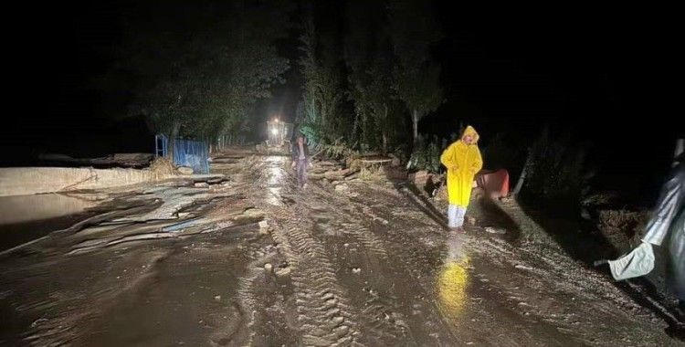 Çorum’da etkili olan sağanak yağış ve rüzgar hayatı felç etti
