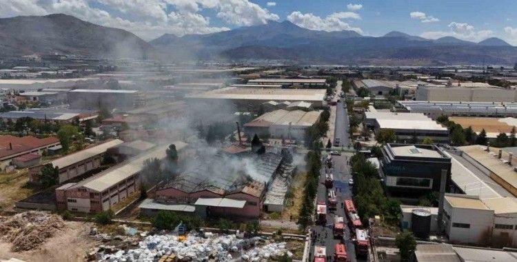 Sünger fabrikasında büyük yangın havadan görüntülendi
