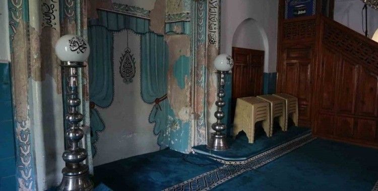 Yeni Bezzaz Camii’nin mihrabı dökülüyor
