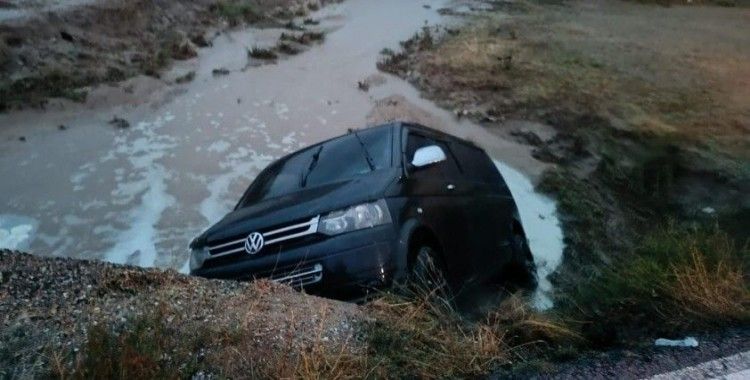 Dereye uçan minibüste 4 kişi yaralandı
