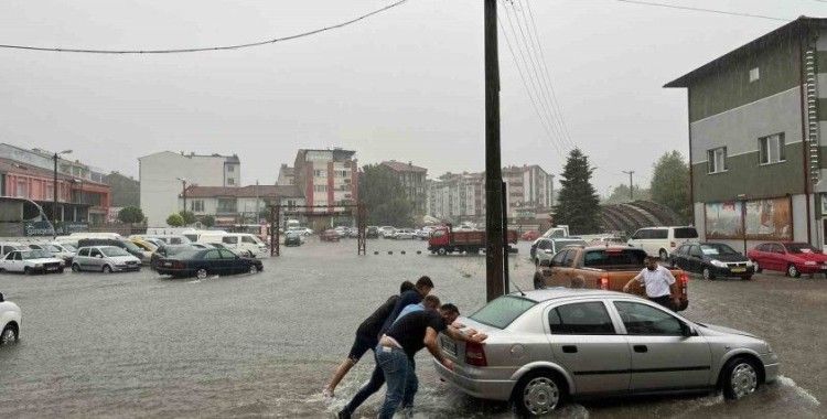 Çaycuma’da şiddetli sağanak yağış, terminal bölgesini su bastı
