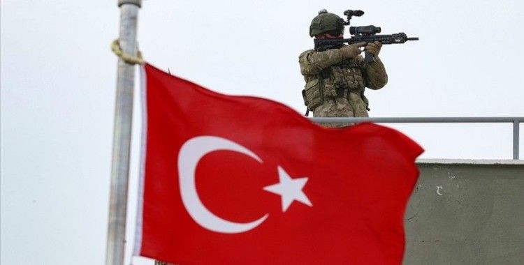 Sınırlardan yasa dışı yollarla geçmeye çalışan 3'ü terörist 20 kişi yakalandı