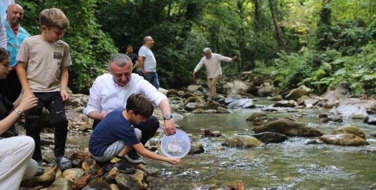 8 bin kırmızı benekli alabalık doğaya salındı
