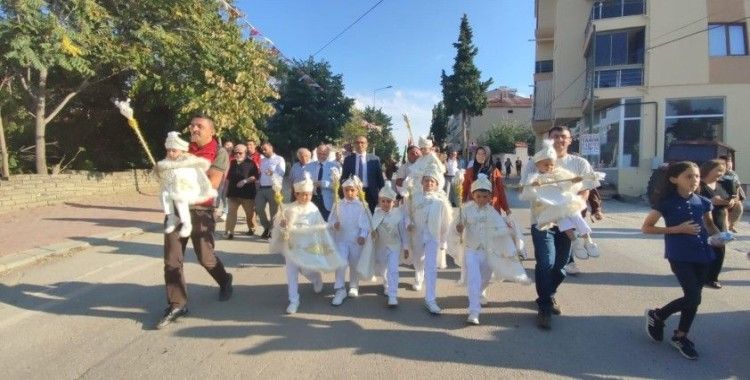 Erkekliğe ilk adımlarını toplu sünnet şöleninde attılar
