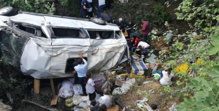 Tokat'ta fındık işçilerini taşıyan minibüs devrildi, çok sayıda yaralı var